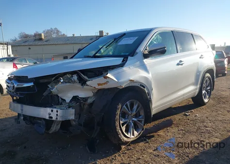 2015 Toyota Highlander Le Plus V6 z USA, uszkodzony, nr VIN 5TDBKRFH6FS140967